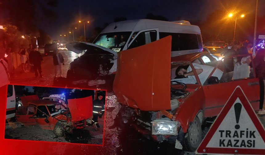 Antalya'da feci kaza: Tur minibüsü ile otomobil çarpıştı, 4 yaralı!