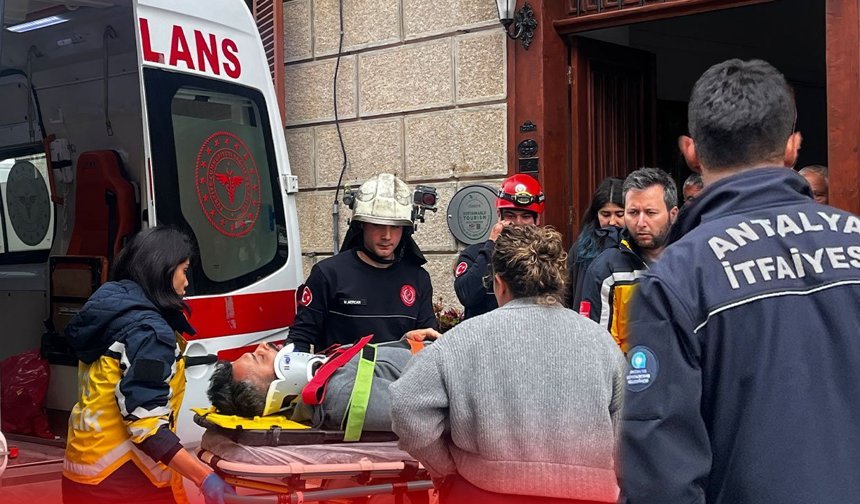 Antalya'da korku dolu anlar: Depoya düşen genç itfaiye ekiplerince kurtarıldı