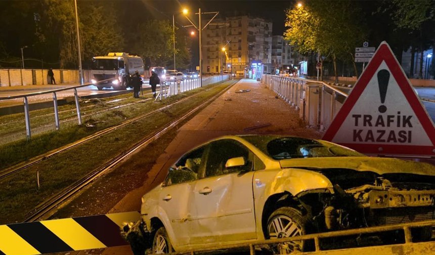 Antalya'da korkutan kaza: Alkollü sürücü tramvay durağına daldı