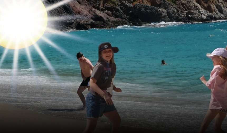 Türkiye üşürken Antalya deniz keyfi yaptı