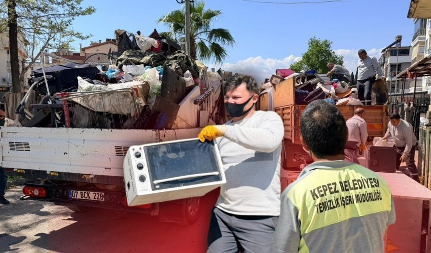 Antalya'da bir evden 3 yılda 20 kamyon çöp çıkarıldı!