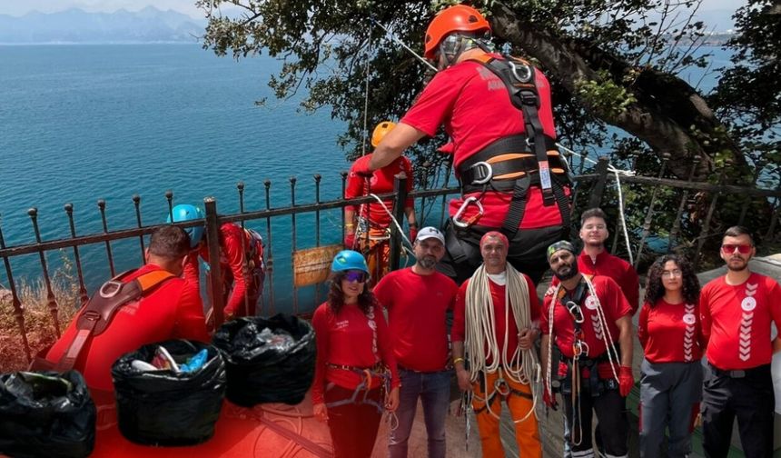 Antalya falezlerinde temizlik operasyonu!