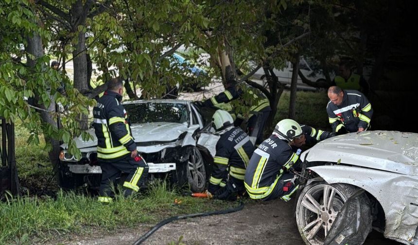 Burdur-Antalya yolunda ağaca çarptı! 1 yaralı