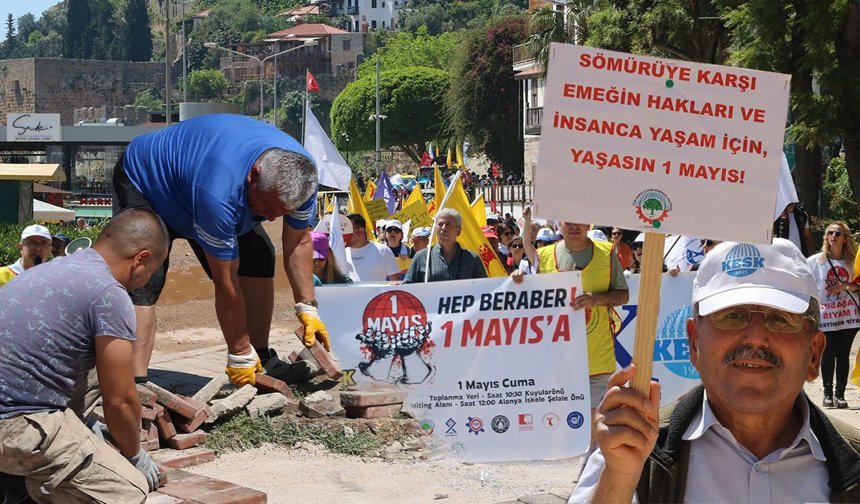 1 Mayıs'ta Alanya’da dikkat çeken görüntü: İşçiler hem yürüdü hem çalıştı!