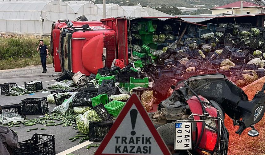 Antalya'da feci çarpışma: 3 kişi hastaneye kaldırıldı!