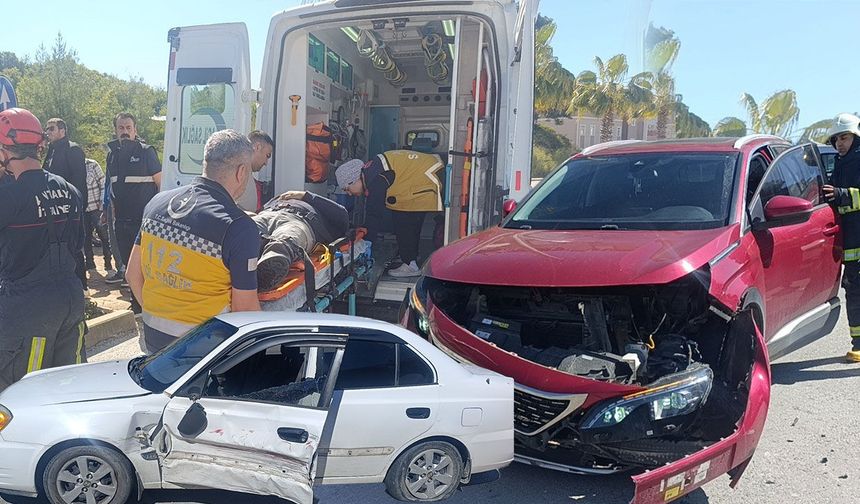 Antalya'da otomobiller çarpıştı: Sürücü araçta sıkıştı!