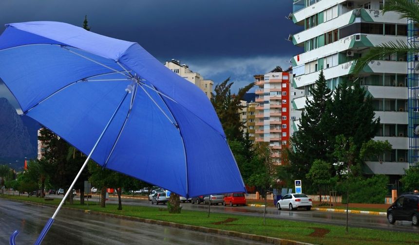 Antalya'ya Mayıs ayında sağanak ve dolu yağdı