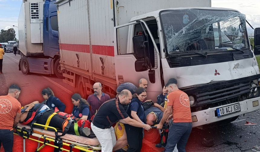 Antalya'da kırmızı ışıkta kaza: Kamyon tıra çarptı!