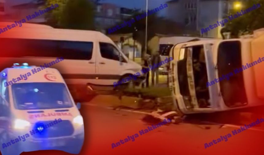 Antalya’da servis ile kamyonet çarpıştı: Kamyonet devrildi!