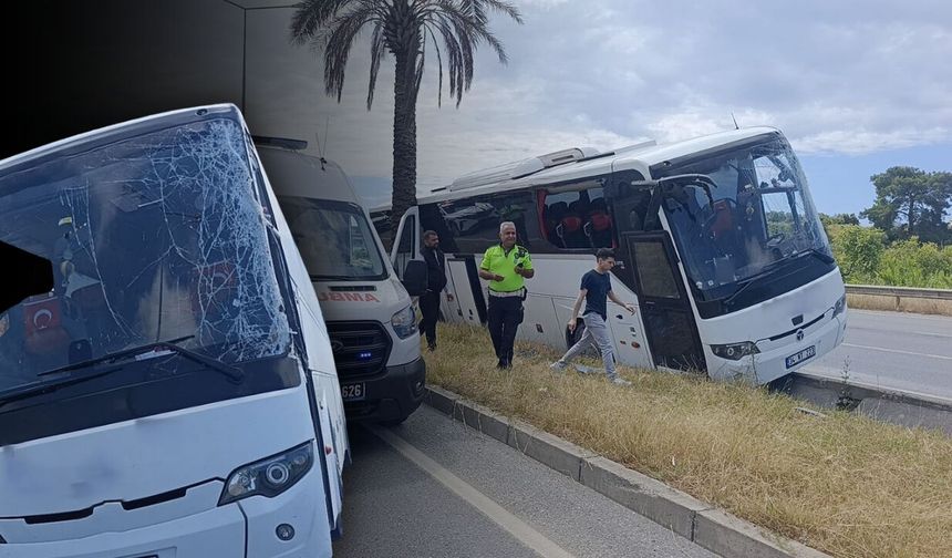 Antalya'da şehirlerarası yolcu otobüsü kaza yaptı!