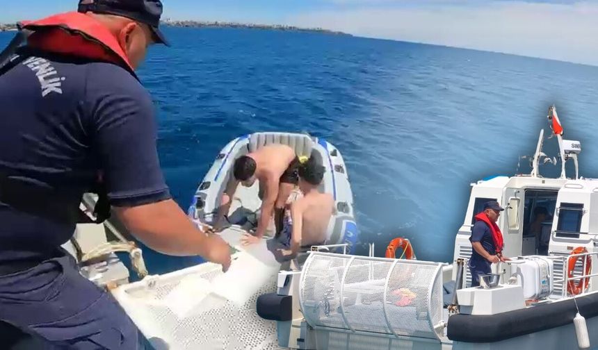 Antalya’da şişme botları patlayan 2 genç ölümden döndü!