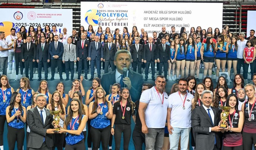 Antalya Valisi Şahin sporun yıldızlarına ödüllerini takdim etti