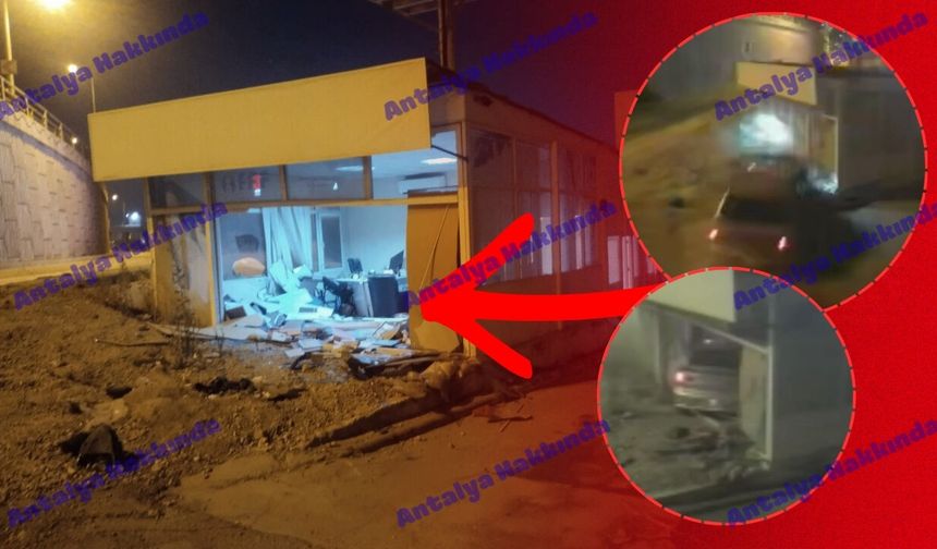 Antalya'da kontrolden çıkan otomobil dükkana daldı! İşte o anlar