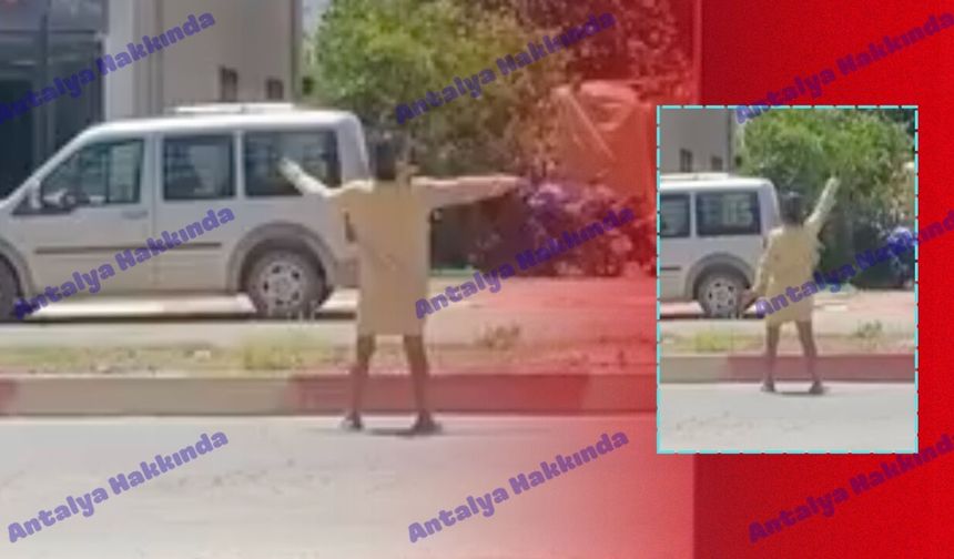 Antalya'da madde etkisindeki şahıs sokak ortasında dans etti!