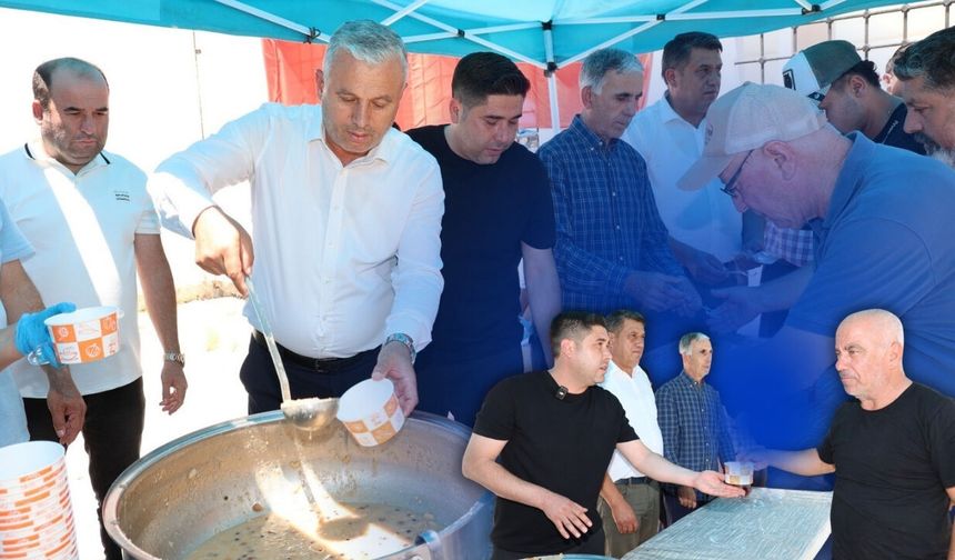 Antalya'da Aksu Belediyesi'nden vatandaşlara aşure ikramı
