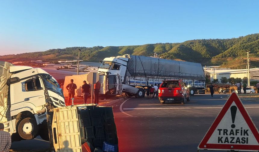 Antalya'da TIR'ın sürüklediği kamyonet devrildi: Sürücü yaralandı