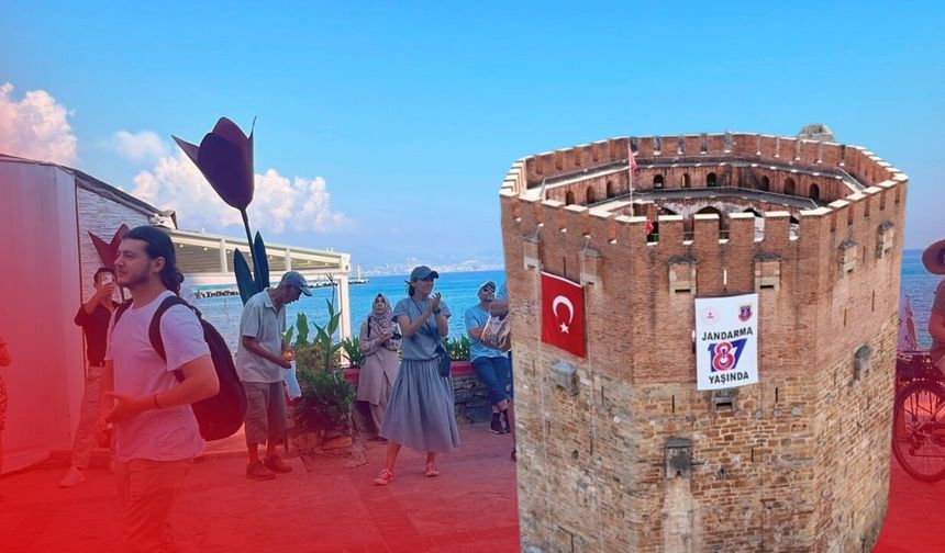 Alanya'da tarihi kulede jandarmadan nefes kesen gösteri