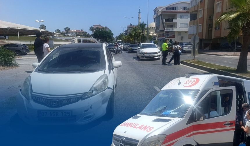 Antalya'da kavşak kazası! Otomobiller çarpıştı, iki yaralı