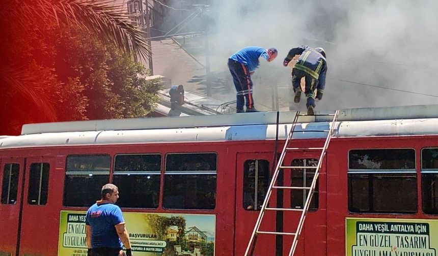 Antalya'da nostalji tramvayı çatısında yangın! Esnaf alevlere siper oldu