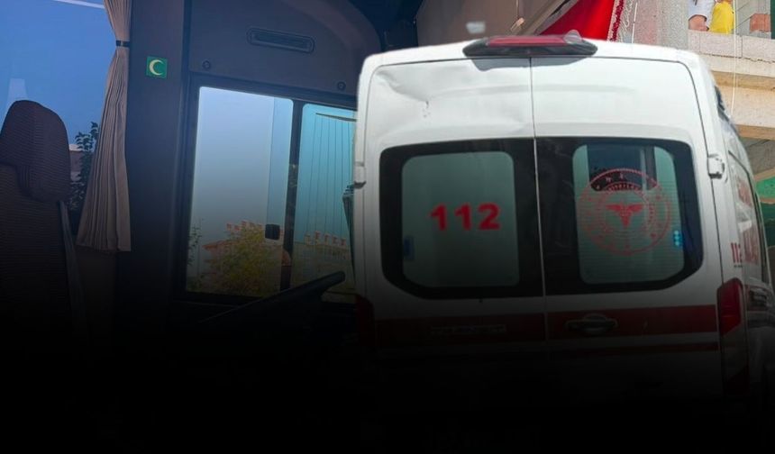 Antalya'da otel servisi direğe çarptı: Direksiyon başında fenalaşan sürücü ağır yaralı