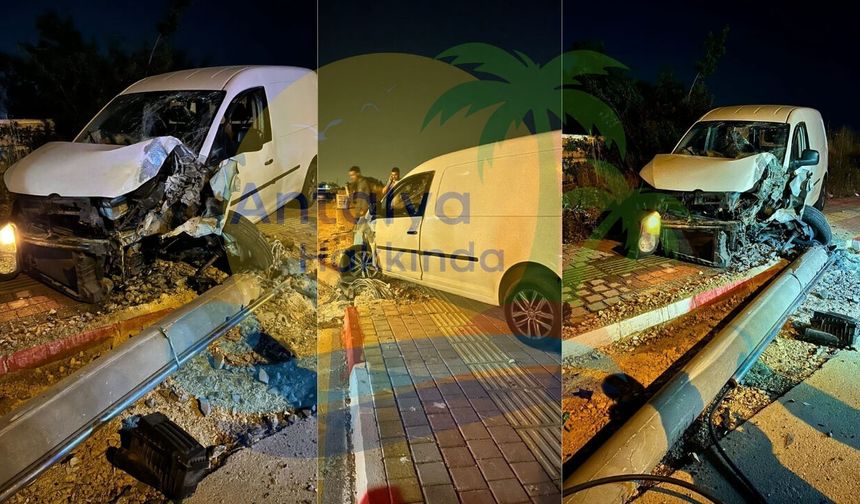 Antalya'da feci kaza! Direğe çarparak durabildi