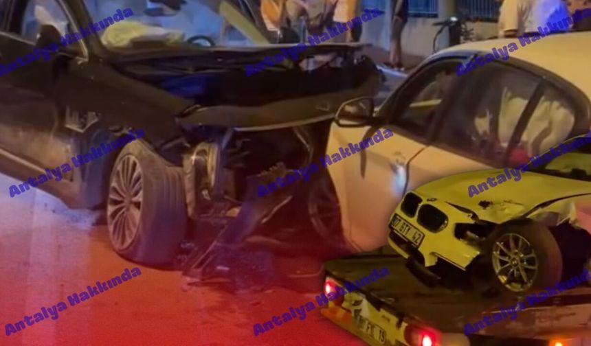 Antalya’da otomobiller kafa kafaya çarpıştı!