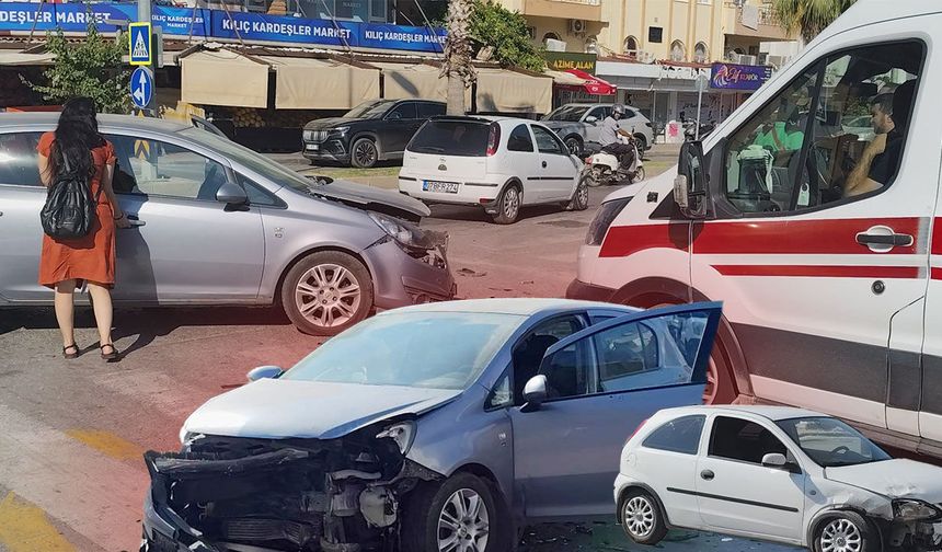 Antalya'da iki otomobil çarpıştı: Sürücüler hastaneye kaldırıldı