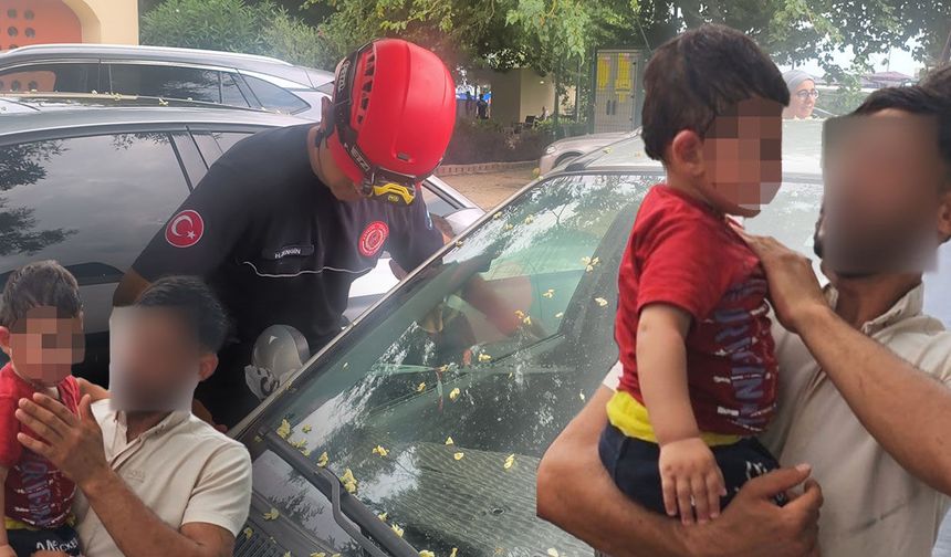 Antalya'da otomobilde kilitli kalan küçük çocuk kurtarıldı!