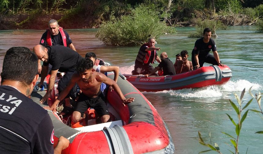 Manavgat Irmağı'nda sular yükseldi: 4 kişi adacıkta mahsur kaldı!