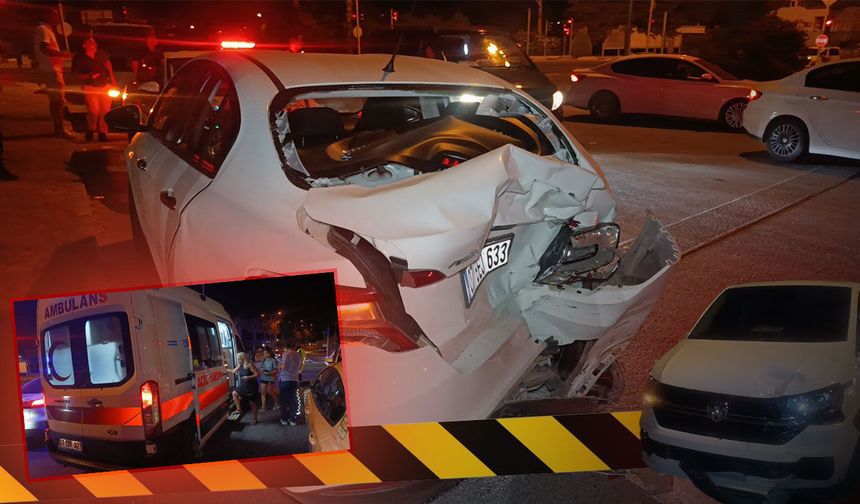 Antalya'da korkutan kaza: Tur minibüsünün çarptığı otomobildeki 3 kişi yaralandı