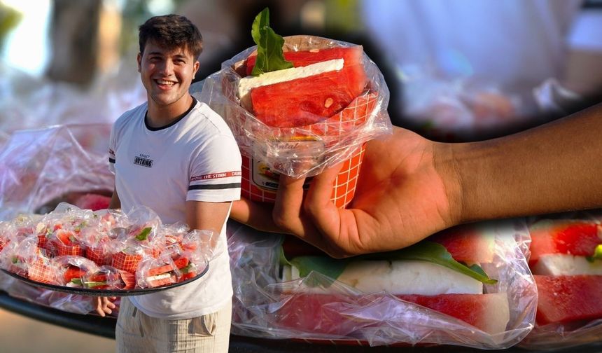Antalya'da seyyar esnaftan sıcakta serinleten 'karpuz sandviç'