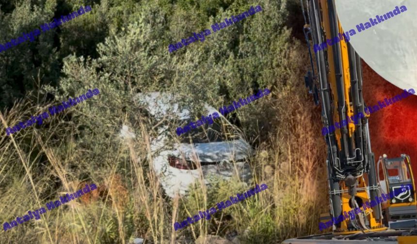 Antalya'da el frenini çekmeyi unutunca otomobil şarampole yuvarlandı!
