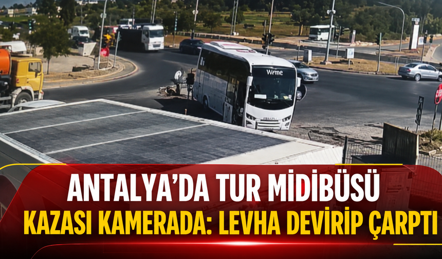 Antalya'da tur midibüsü kazası kamerada: Levha devirip çarptı
