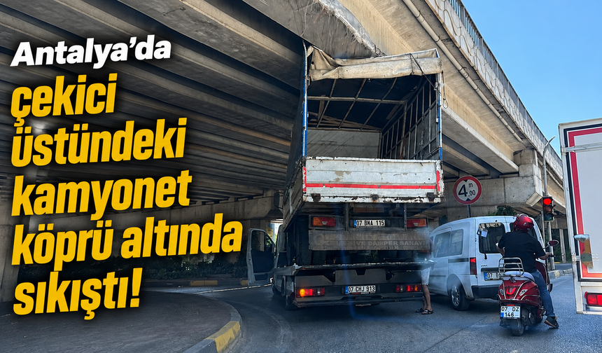 Antalya’da çekici üstündeki kamyonet köprü altında sıkıştı!