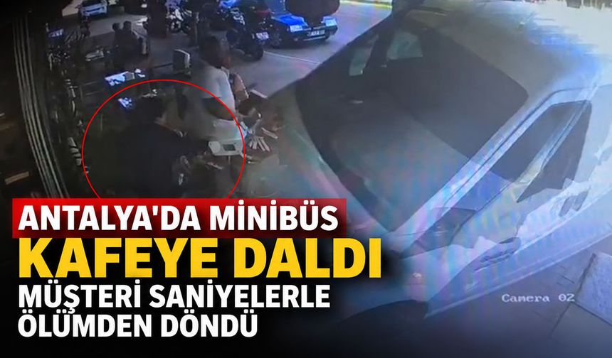 Antalya'da minibüs kafeye daldı: Müşteri ölümden döndü