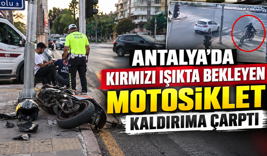 Antalya'da kırmızı ışıkta bekleyen motosiklet kaldırıma çarptı