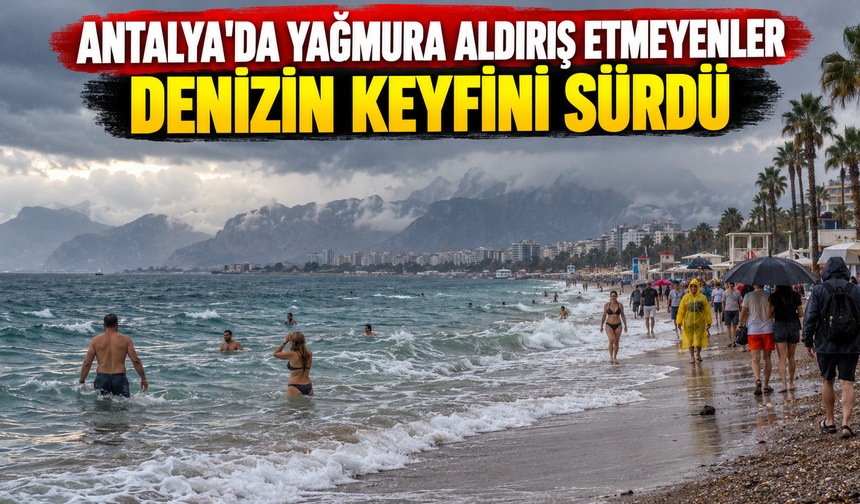 Antalya'da yağmura aldırış etmeyenler denizin keyfini sürdü